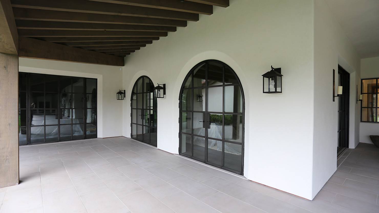 acciaio-zincato-serramenti-facciata-villa-moresca-marmol-radziner-architecture-3_project_big
